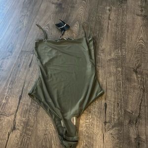 Pretty Little Thing green bodysuit size 4, NWT